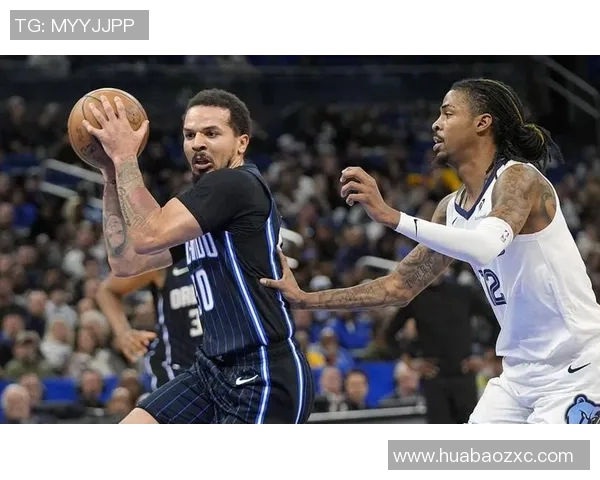 街头足球明星展现技艺精彩瞬间引发路人围观热潮