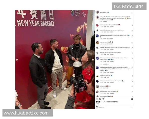 足球明星与球员亲密合照瞬间展现足球魅力与友谊的完美结合